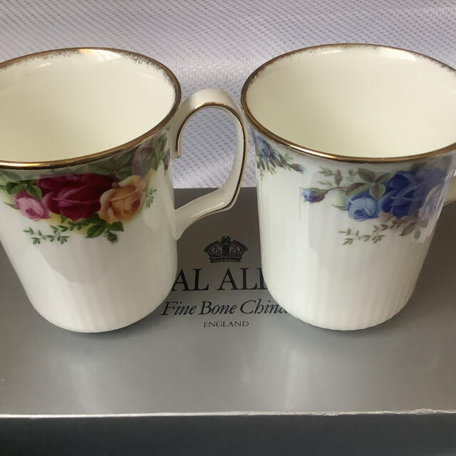 ROYAL ALBERT(ロイヤルアルバート)のROYAL ALBERT (ロイヤルアルバート)マグカップペア[新品・未使用] インテリア/住まい/日用品のキッチン/食器(食器)の商品写真