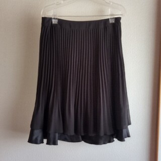 セシール(cecile)の美品　黒プリーツスカート(ひざ丈スカート)