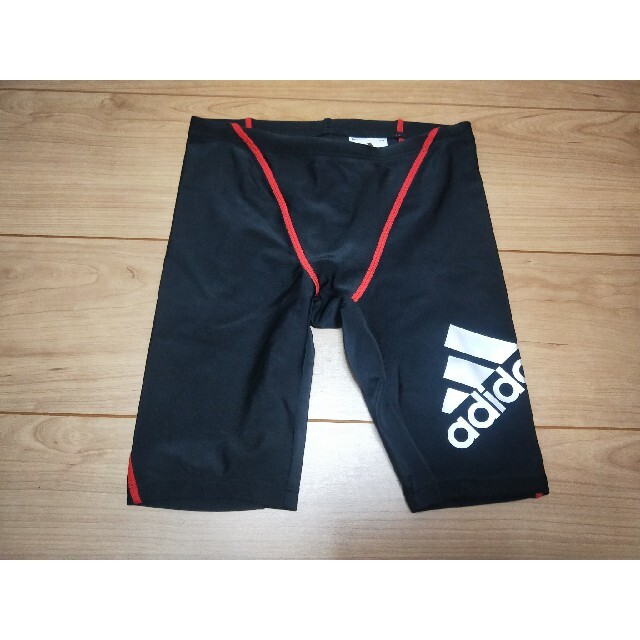 adidas(アディダス)の【デカロゴ】アディダス 水着 スパッツ キッズ 130サイズ adidas キッズ/ベビー/マタニティのキッズ服男の子用(90cm~)(水着)の商品写真