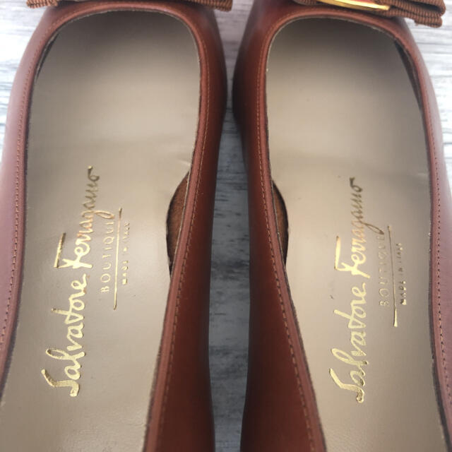 Ferragamo(フェラガモ)のフェラガモ　ヴァラ　リボンパンプス レディースの靴/シューズ(ハイヒール/パンプス)の商品写真