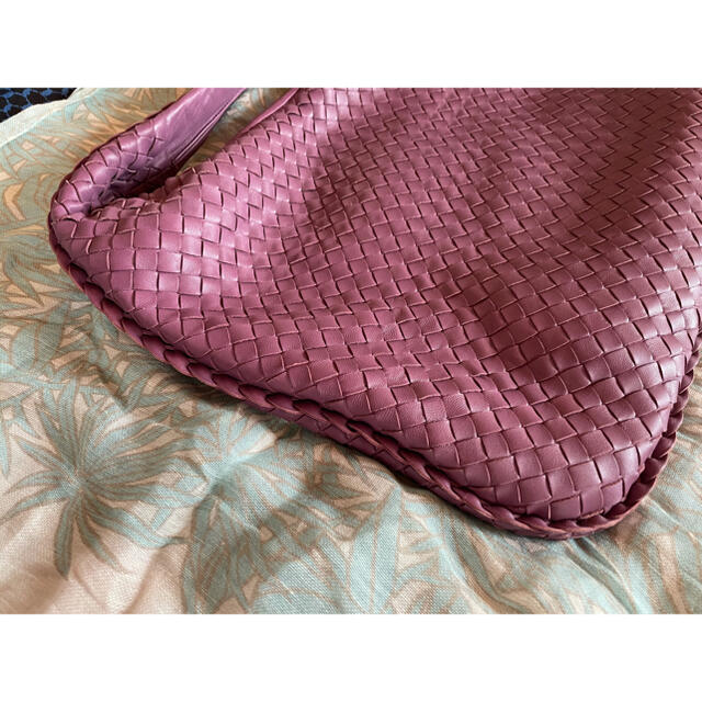 Bottega Veneta(ボッテガヴェネタ)のボッテガヴェネタ イントレチャート ミディアムヴェネタバッグ ラムレザー レディースのバッグ(ショルダーバッグ)の商品写真