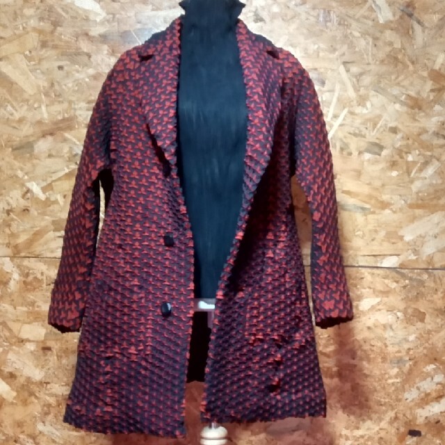 ISSEY MIYAKE(イッセイミヤケ)の専用様　イッセイミヤケコート レディースのジャケット/アウター(チェスターコート)の商品写真