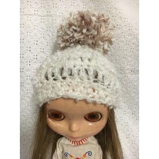 ***ブライス　アウトフィット 白Bigベージュポンポン帽子 **(人形)