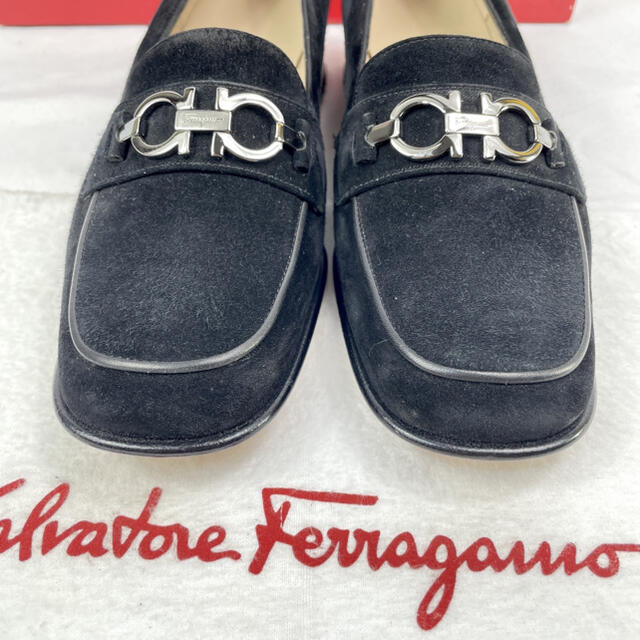 Salvatore Ferragamo(サルヴァトーレフェラガモ)の専用【未使用】フェラガモ ガンチーニ スウェード  フラットパンプス ローヒール レディースの靴/シューズ(ハイヒール/パンプス)の商品写真