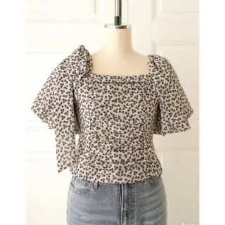 スナイデル(SNIDEL)のGarden Floral-print Ribbon Blouse(Tシャツ(半袖/袖なし))