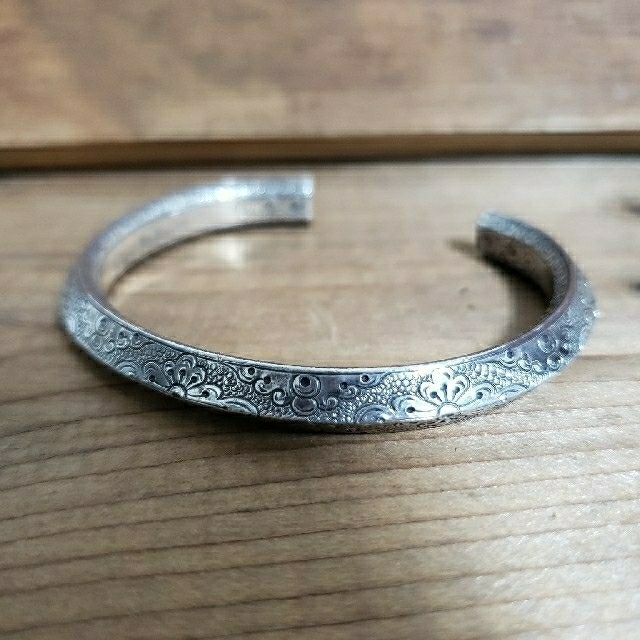 上品なスタイル Carved Narrow Cuff Suman Dhakhwa リストバングル