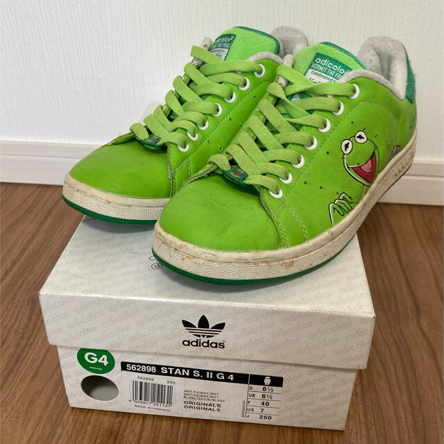 adidas(アディダス)のadidas STAN SMITH◆カーミット・ザ・フロッグ 緑の訳有り商品です メンズの靴/シューズ(スニーカー)の商品写真