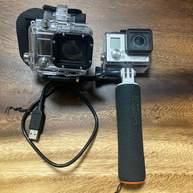 GoPro(ゴープロ)のGOPRO3 ハンディスティック付き　リストバンド付き スマホ/家電/カメラのカメラ(ビデオカメラ)の商品写真