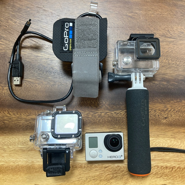 GoPro(ゴープロ)のGOPRO3 ハンディスティック付き　リストバンド付き スマホ/家電/カメラのカメラ(ビデオカメラ)の商品写真