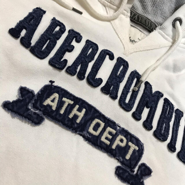 Abercrombie&Fitch(アバクロンビーアンドフィッチ)のアバクロ　ロゴパーカー　プルオーバー　ホワイト　ネイビー レディースのトップス(パーカー)の商品写真