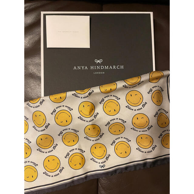 ANYA HINDMARCH アニヤハインドマーチ スマイリー スカーフ