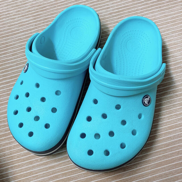 crocs(クロックス)のクロックスサンダル23.5ぐらい キッズ/ベビー/マタニティのキッズ靴/シューズ(15cm~)(サンダル)の商品写真