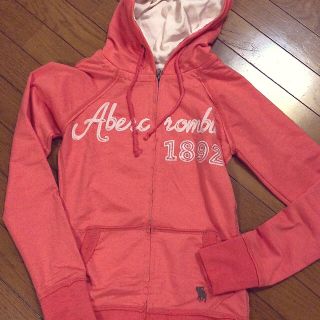 アバクロンビーアンドフィッチ(Abercrombie&Fitch)のアバクロンビーアンドフィッチ　ピンク　パーカー(パーカー)