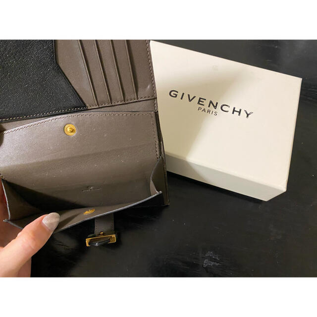 GIVENCHY(ジバンシィ)の【ラクマ特別値下げ】GIVENCHY GV3レザー 二つ折り財布 レディースのファッション小物(財布)の商品写真