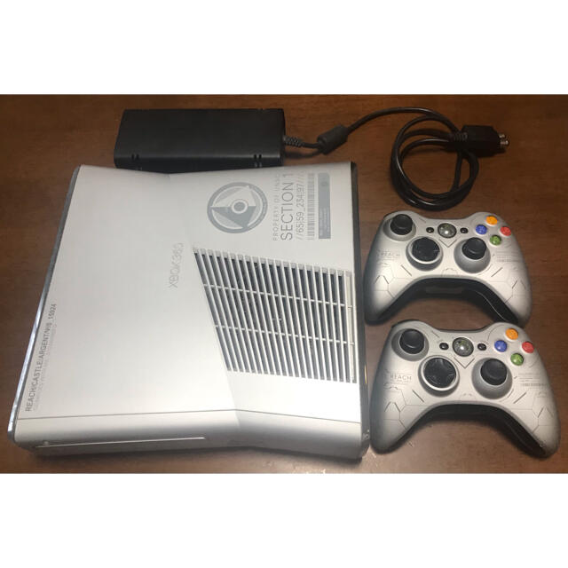 Xbox360(エックスボックス360)のXBOX360 新型 HALO REACH限定版250GB＋ソフト60本以上 エンタメ/ホビーのゲームソフト/ゲーム機本体(家庭用ゲーム機本体)の商品写真