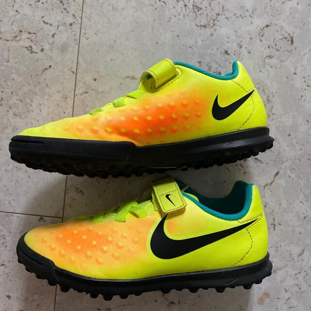 NIKE(ナイキ)のナイキ　NIKE サッカー　シューズ　18 cm キッズ/ベビー/マタニティのキッズ靴/シューズ(15cm~)(その他)の商品写真