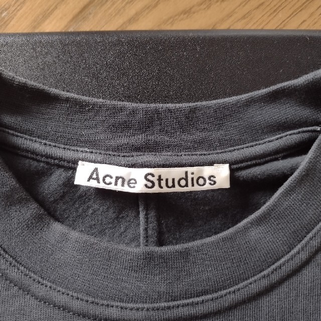 ACNE(アクネ)のクーポン期間のお値下げ　アクネ　スリットワンピース レディースのワンピース(ひざ丈ワンピース)の商品写真