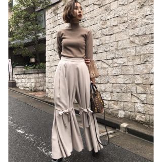 アメリヴィンテージ(Ameri VINTAGE)の【最終値下げ】 KNEE RIBBON FLARE PANTS(カジュアルパンツ)