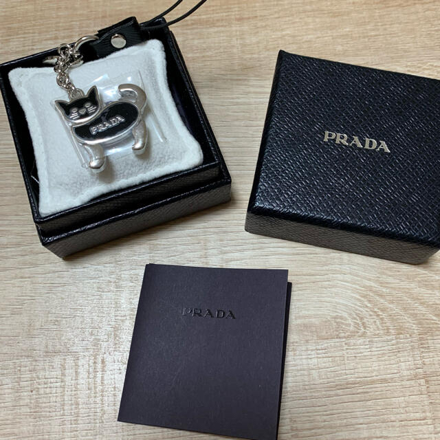 PRADA(プラダ)のプラダ　猫　キーホルダー　ブラック レディースのファッション小物(キーケース)の商品写真