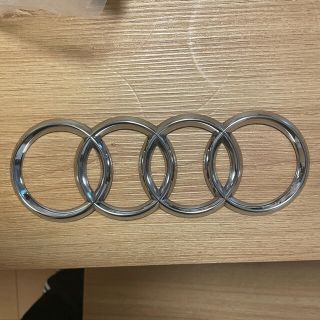 アウディ(AUDI)のアウディ　純正エンブレム　美品　車　パーツ　外車　エンブレム　　(車外アクセサリ)