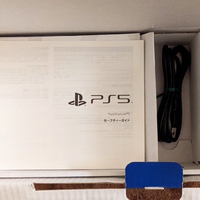 PlayStation(プレイステーション)のPS5  CFI-1000A01 ほぼ未使用の中古美品 エンタメ/ホビーのゲームソフト/ゲーム機本体(家庭用ゲーム機本体)の商品写真