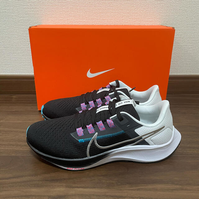 NIKE(ナイキ)の【新品未使用】ナイキ エアズーム ペガサス38 ブラック×シルバー26cm スポーツ/アウトドアのランニング(シューズ)の商品写真