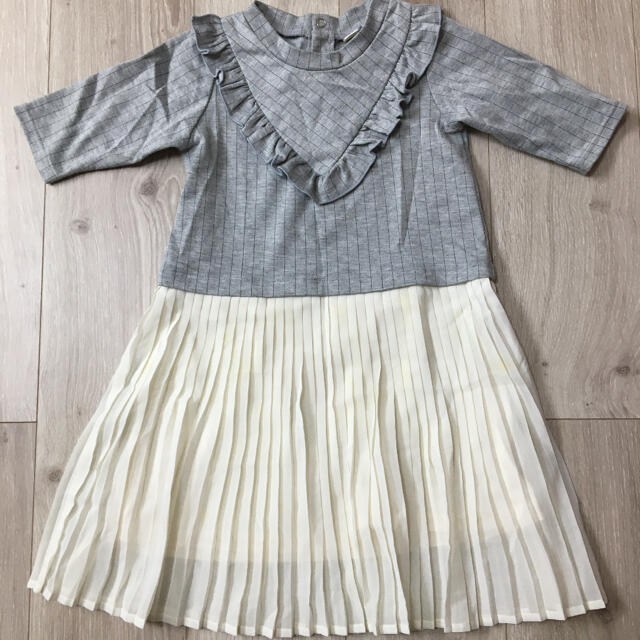 F.O.KIDS(エフオーキッズ)のプリーツワンピース　グレー　120 ストライプ　プリーツ キッズ/ベビー/マタニティのキッズ服女の子用(90cm~)(ワンピース)の商品写真