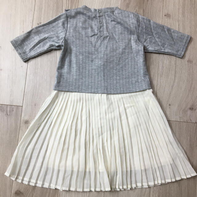 F.O.KIDS(エフオーキッズ)のプリーツワンピース　グレー　120 ストライプ　プリーツ キッズ/ベビー/マタニティのキッズ服女の子用(90cm~)(ワンピース)の商品写真