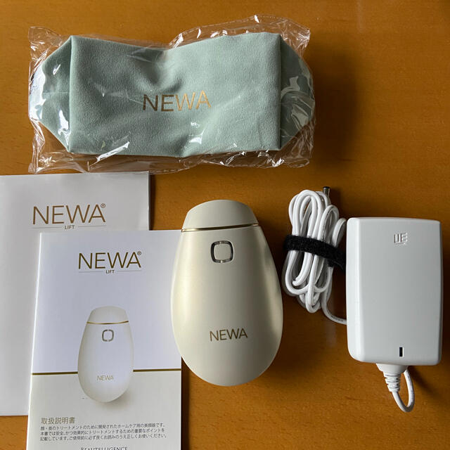 【美品】NEWAリフト　新品ジェル 付き スマホ/家電/カメラの美容/健康(フェイスケア/美顔器)の商品写真