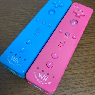 ニンテンドウ(任天堂)の任天堂Wiiリモコンプラス２つセット［アオ・ピンク］(その他)