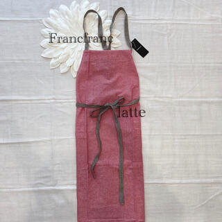 フランフラン(Francfranc)のフランフラン エプロン レッド ×ブラウン リボン コンビシャンブレー(収納/キッチン雑貨)