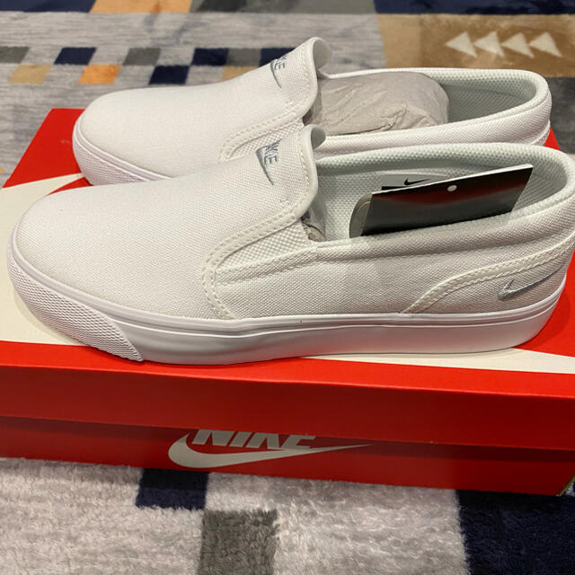 NIKE(ナイキ)の週末値下げ‼️NIKE ナイキ　スリッポン　24.5cm 新品 レディースの靴/シューズ(スニーカー)の商品写真