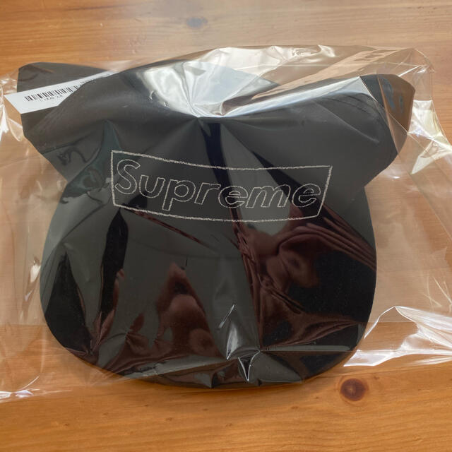 Supreme(シュプリーム)のSupreme KAWS Chalk Logo 5-Panel 黒　カウズ メンズの帽子(キャップ)の商品写真