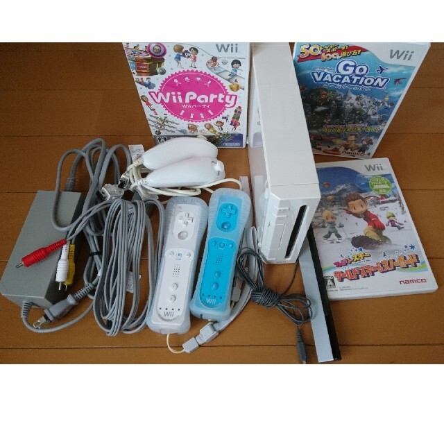 Wii(ウィー)のWii本体コントローラ2つWiiパーティーなど エンタメ/ホビーのゲームソフト/ゲーム機本体(家庭用ゲーム機本体)の商品写真