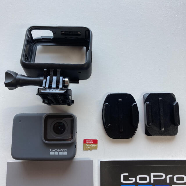 GoPro(ゴープロ)の【週末限定値下げ】GoPro HERO7 SILVER 【SDカード付き】 スマホ/家電/カメラのカメラ(ビデオカメラ)の商品写真