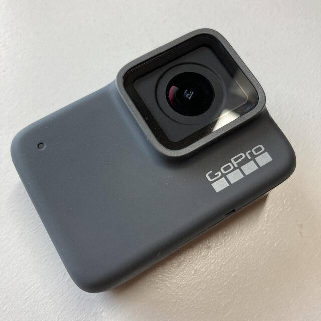 GoPro(ゴープロ)の【週末限定値下げ】GoPro HERO7 SILVER 【SDカード付き】 スマホ/家電/カメラのカメラ(ビデオカメラ)の商品写真