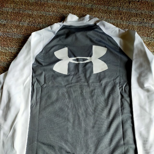 UNDER ARMOUR(アンダーアーマー)のUNDER ARMOUR　アンダーアーマー　シャツ　コールドギア　XL スポーツ/アウトドアのトレーニング/エクササイズ(トレーニング用品)の商品写真