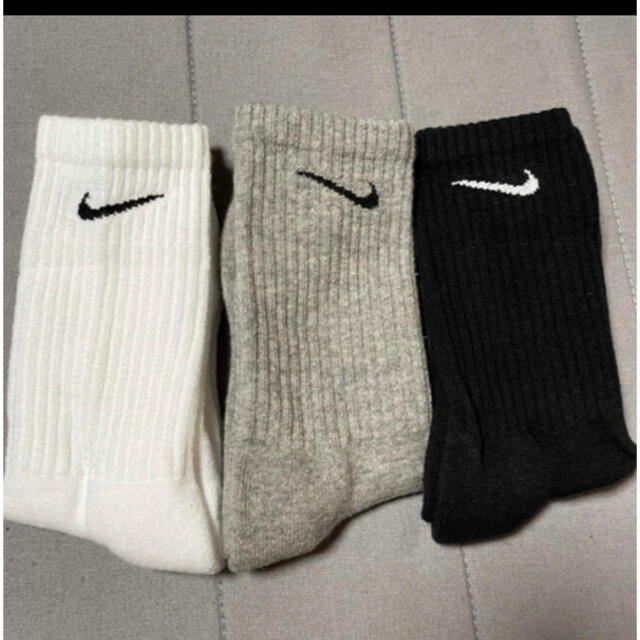 NIKE(ナイキ)の新品 NIKE ナイキ エブリデイ クッションド クルー ソックス 3足組 レディースのレッグウェア(ソックス)の商品写真