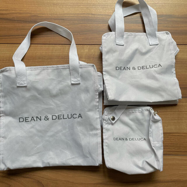 DEAN & DELUCA(ディーンアンドデルーカ)の【DEAN & DELUCA】保冷バッグ 3サイズ☆セット☆付録❗️ インテリア/住まい/日用品のキッチン/食器(弁当用品)の商品写真