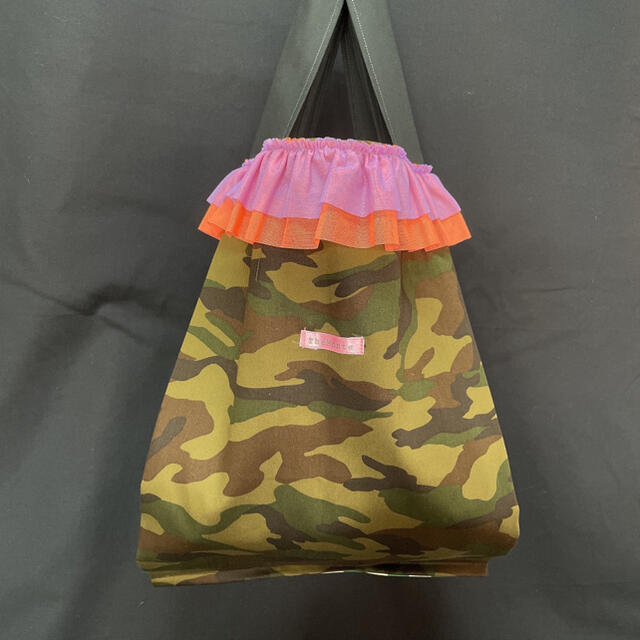 【Lサイズ】レジ袋型エコバッグ　USA  迷彩柄・カモフラージュ　ネオンフリル レディースのバッグ(エコバッグ)の商品写真