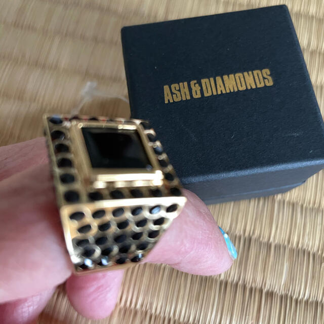ASH&DIAMONDS(アッシュアンドダイアモンド)のASH＆DIAMONDのオニキスの指輪 レディースのアクセサリー(リング(指輪))の商品写真