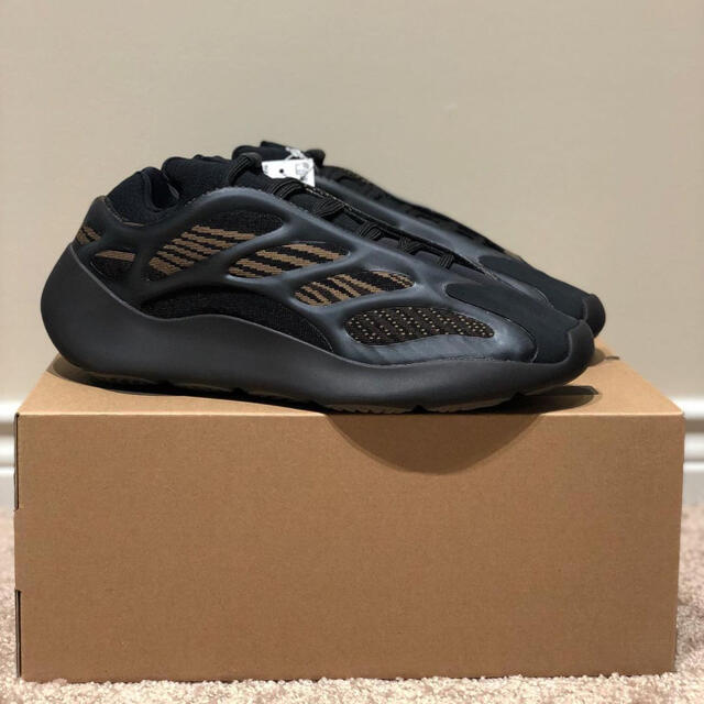 ADIDAS YEEZY 700 V3 "CLAY BROWN"スニーカー