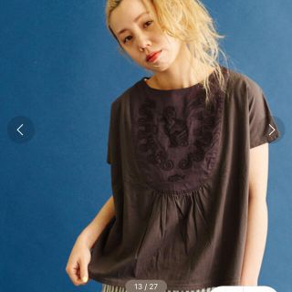 シャンブルドゥシャーム(chambre de charme)のeiπe　ネコの王様刺繍　ギャザーTシャツ　イーペ(Tシャツ(半袖/袖なし))