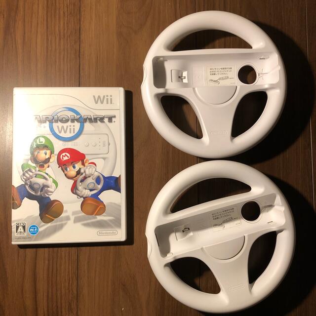 任天堂(ニンテンドウ)のマリオカートWii  Wiiハンドルセット エンタメ/ホビーのゲームソフト/ゲーム機本体(家庭用ゲームソフト)の商品写真