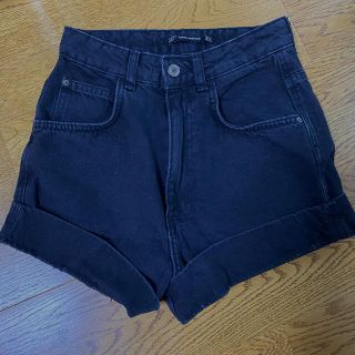 ザラ(ZARA)のZARA ショートパンツ　黒デニム(ショートパンツ)