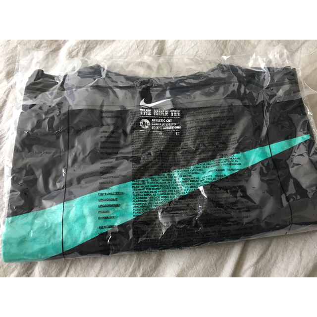 atmos(アトモス)のNIKE × ATMOS JADE SWOOSH Tシャツ 黒 XL アトモス メンズのトップス(Tシャツ/カットソー(半袖/袖なし))の商品写真