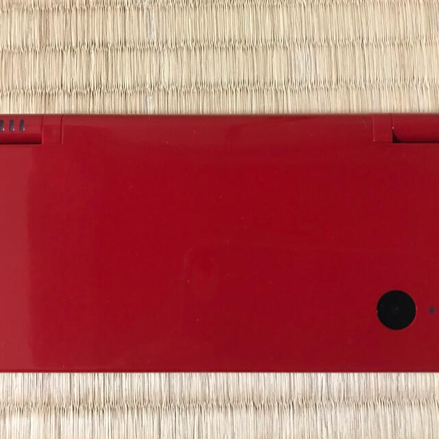 ニンテンドーDS(ニンテンドーDS)の【新品未使用】任天堂　DSi レッド エンタメ/ホビーのゲームソフト/ゲーム機本体(携帯用ゲーム機本体)の商品写真