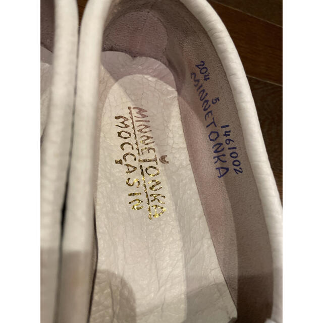Minnetonka(ミネトンカ)の【即納】MINNETONKA ミネトンカ モカシン ホワイト 白 小さいサイズ レディースの靴/シューズ(スリッポン/モカシン)の商品写真