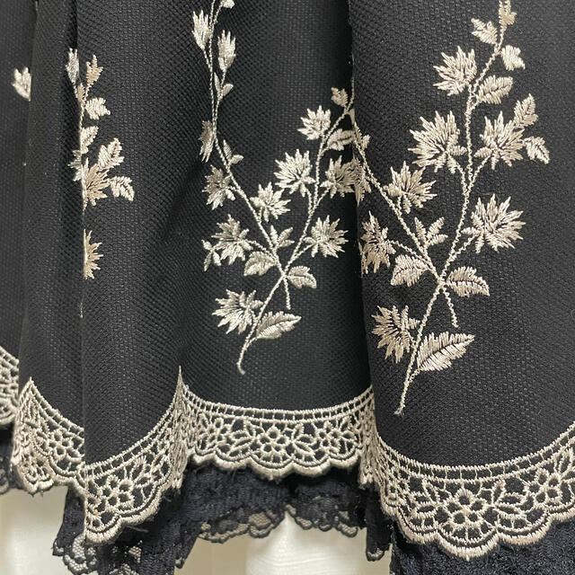 LEST ROSE 刺繍花柄スカート　ブラック レディースのスカート(ひざ丈スカート)の商品写真