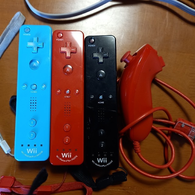 Wii(ウィー)のwii本体(スーパーマリオ25周年)及び付属品、リモコン3本、ソフト9本、 エンタメ/ホビーのゲームソフト/ゲーム機本体(家庭用ゲーム機本体)の商品写真